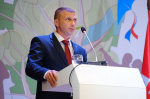 Содокладчик председателя совета муниципальных образований на съезде — заместитель председателя совета, глава Ординского округа Александр Мелёхин. Фото: permsovet.ru