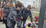 Студенты клуба «Пересвет» возлагают цветы к памятнику в честь инвалидов-участников Великой Отечественной войны на Белогорье. Фото: Кунгурский округ ǀ ВК
